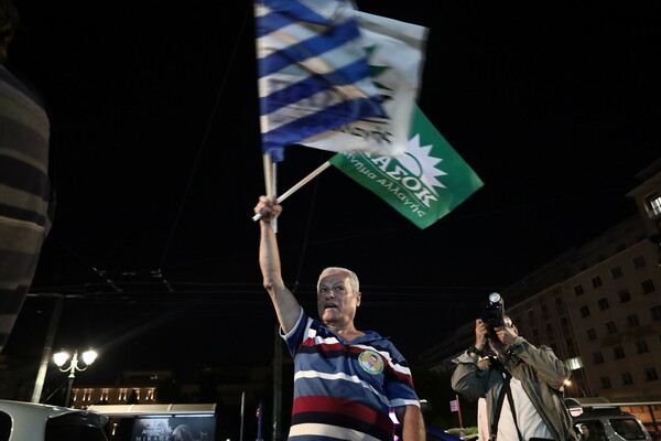 Και ξαφνικά η Αθήνα γέμισε σημαίες του ΠΑΣΟΚ