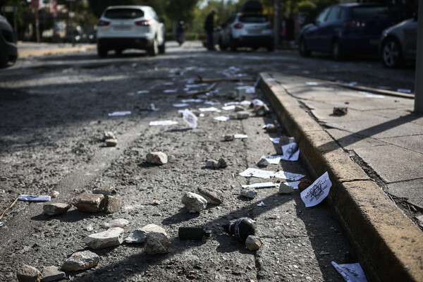 Επεισόδια στην Πανεπιστημιούπολη: Καμένα αυτοκίνητα, μολότοφ στο δρόμο και πλήθος καταστροφών