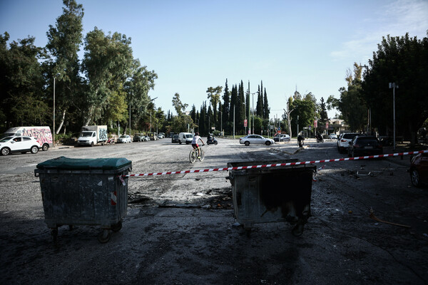 Πανεπιστημιούπολη: Καμένα αυτοκίνητα και απομεινάρια από μολότοφ- Η επόμενη ημέρα μετά τα επεισόδια