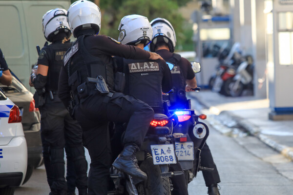 Τροχαίο ατύχημα στον Άγιο Στέφανο- Τραυματίες δύο αστυνομικοί της ομάδας ΔΙΑΣ