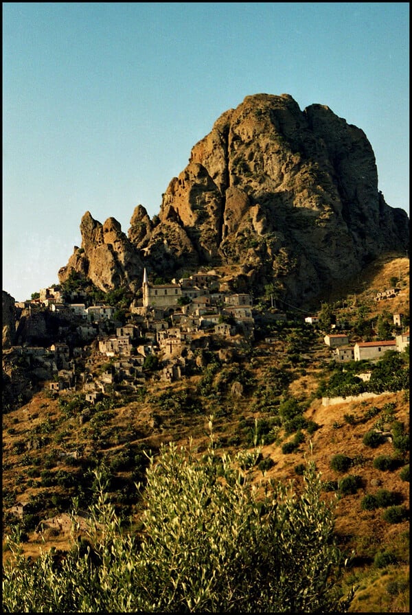 Καλαβρία Μάνη, Εγγύς Κόσμος