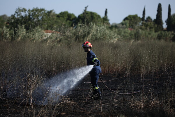 Φωτιά τωρα κοντά σε στρατόπεδο στην Κοζάνη