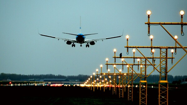 Το διεθνές αεροδρόμιο Schiphol μειώνει τις πτήσεις για να καταπολεμηθεί η ηχορύπανση