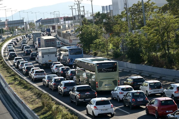 Κίνηση στους δρόμους: Μεγάλες καθυστερήσεις σε πολλά σημεία 