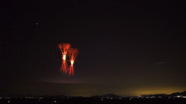 Σάκης Αρναούτογλου: Εξηγεί τι είναι τα «red sprites» που κοκκίνισαν το Αιγαίο