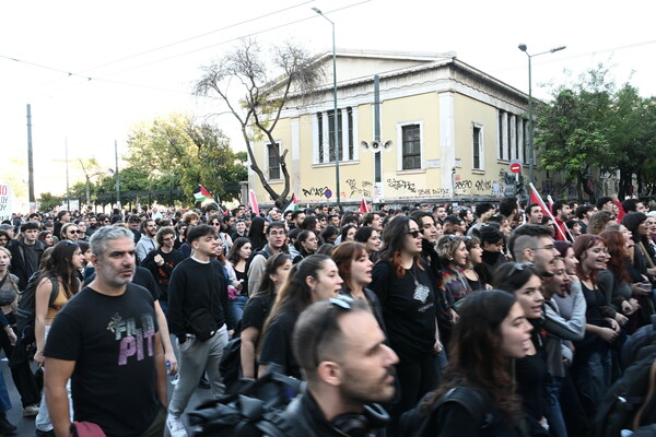 Ξεκίνησε η πορεία για τα 50 χρόνια από την εξέγερση του Πολυτεχνείου