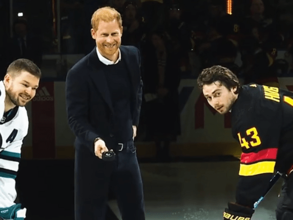 Πρίγκιπας Χάρι: Έδωσε το σήμα έναρξης σε αγώνα χόκεϊ επί πάγου - Όπως και η γιαγιά του 21 χρόνια πριν