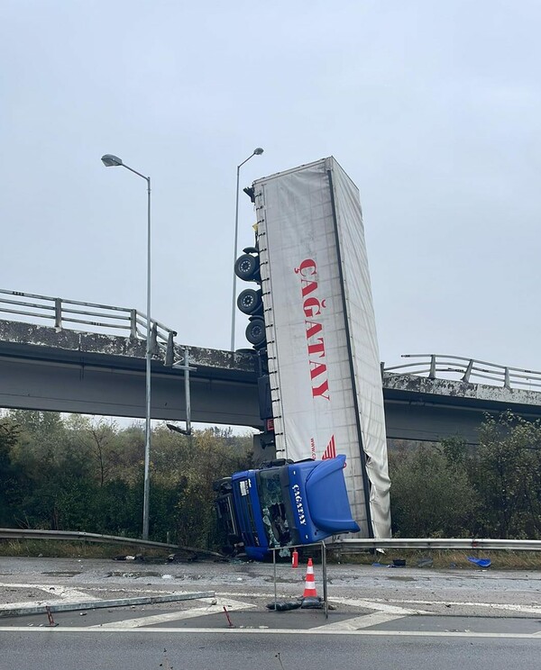 Θεσσαλονίκη: Φορτηγό έπεσε από γέφυρα