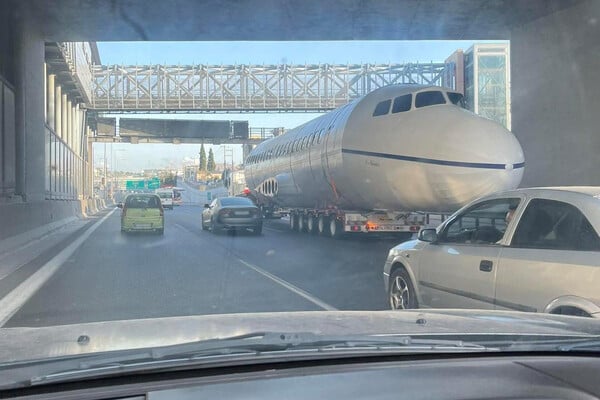 Μετέφεραν κομμάτια αεροπλάνου σε φορτηγό στην Αττική οδό 