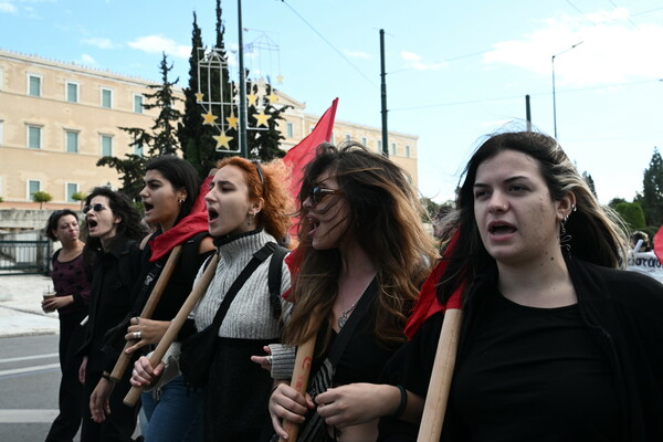 Μεγάλη πορεία στο κέντρο της Αθήνας για την Παγκόσμια Ημέρα για την εξάλειψη της βίας κατά των γυναικών