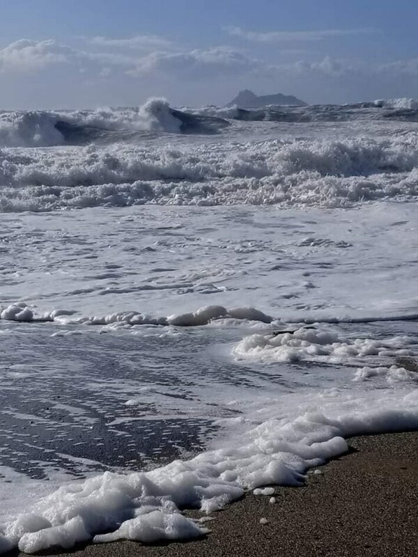 Τι είναι το «cappuccino coast» που εμφανίστηκε στις παραλίες της Κρήτης