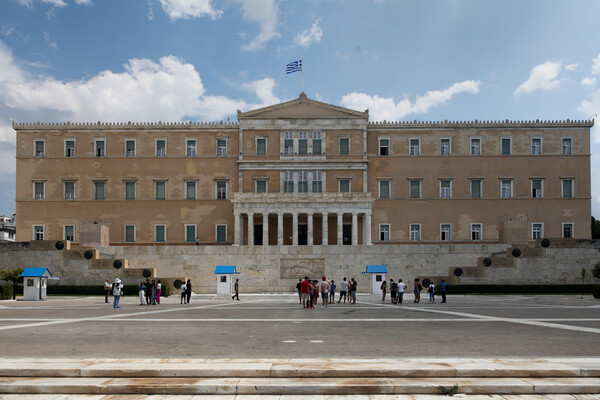 Reuters: Η Ελλάδα θα αποπληρώσει νωρίτερα δάνεια του πρώτου μνημονίου- 5,3 δισ.€