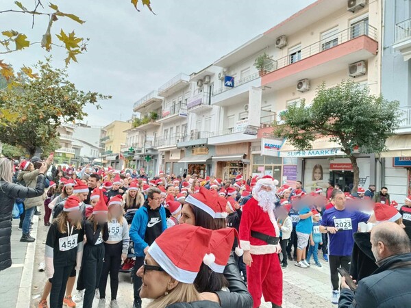 Τουλάχιστον 1.500 μικροί και μεγάλοι Αγιοβασίληδες έτρεξαν για καλό σκοπό