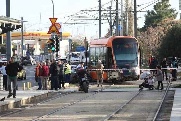 Παλαιό Φάληρο: Σύγκρουση συρμού του τραμ με αυτοκίνητο - Ένας νεκρός