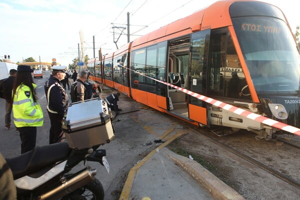 Παλαιό Φάληρο: Σύγκρουση συρμού του τραμ με αυτοκίνητο - Ένας νεκρός