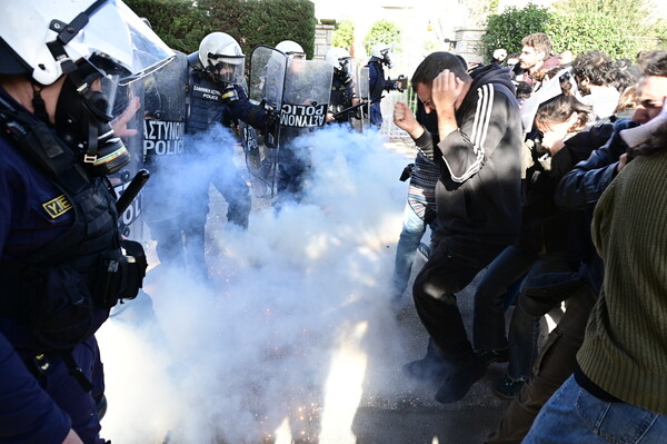 Επεισόδια με χημικά στο Καβούρι - Στην πορεία διαμαρτυρίας φοιτητών 