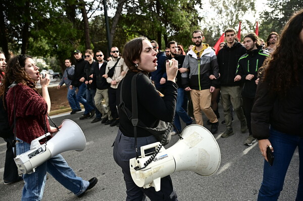 Επεισόδια με χημικά στο Καβούρι - Στην πορεία διαμαρτυρίας φοιτητών 