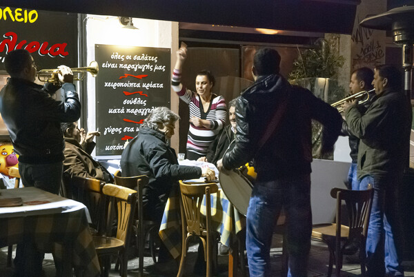 Γλέντι στη στροφή του δρόμου