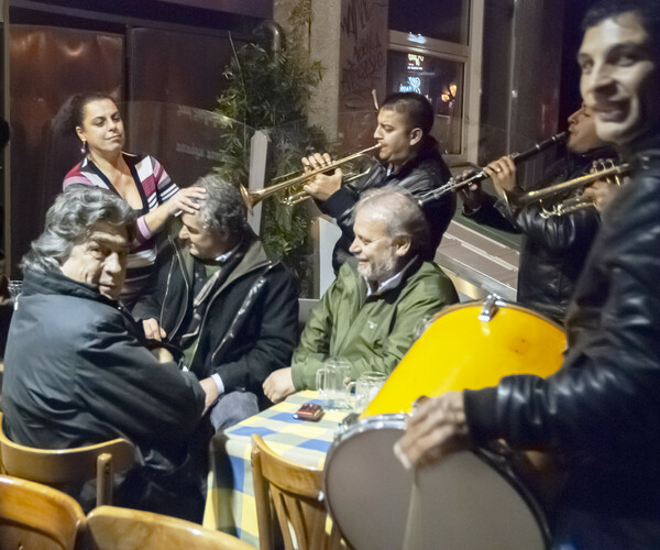 Γλέντι στη στροφή του δρόμου