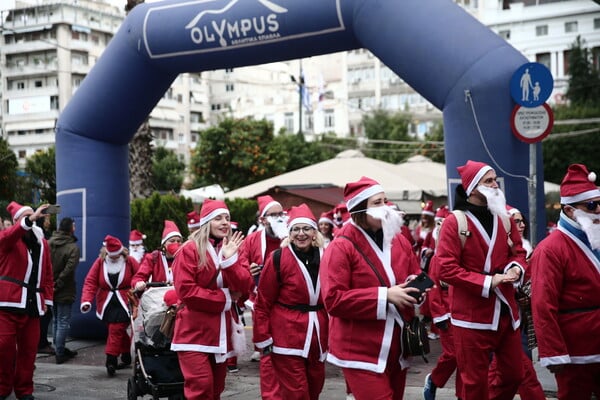 Δεκάδες Αγιοβασίλιδες κατέκλυσαν τον Πειραιά για το 4ο Santa Run Piraeus