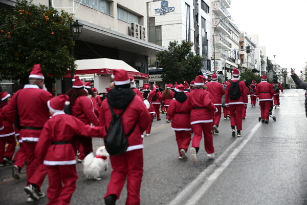 Δεκάδες Αγιοβασίλιδες κατέκλυσαν τον Πειραιά για το 4ο Santa Run Piraeus