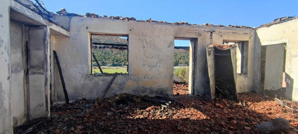 Φωτιά στη Σχολή Καλών Τεχνών στους Ψαράδες Πρεσπών - Καταστράφηκε ο δεύτερος όροφος