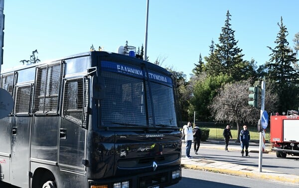 Βόμβα στην έδρα των ΜΑΤ: Πού εστιάζουν οι έρευνες - Κινητό, κάμερες και λευκό βαν 