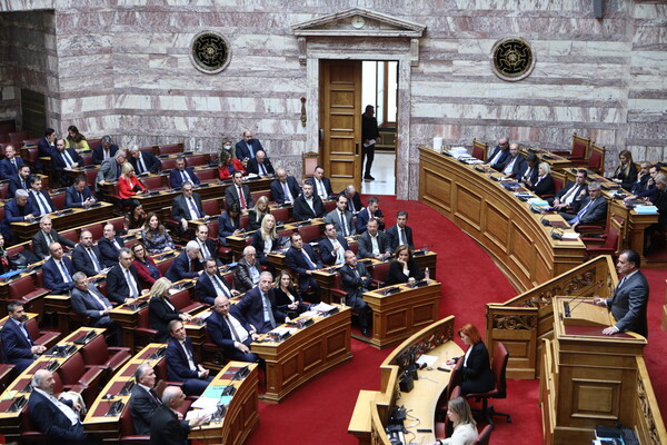 Βουλή: Ψηφίστηκε το πολυνομοσχέδιο του υπουργείου Οικονομικών