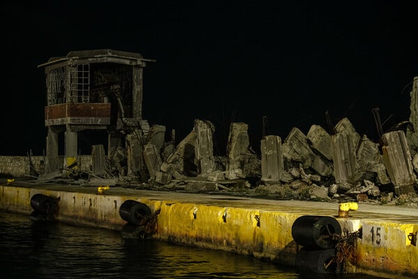 Νυχτερινή περιπλάνηση στο λιμάνι του Πειραιά