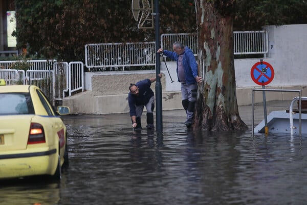 Τα προβλήματα που δημιούργησε η κακοκαιρία «εξπρές» στη λεωφόρο Ποσειδώνος