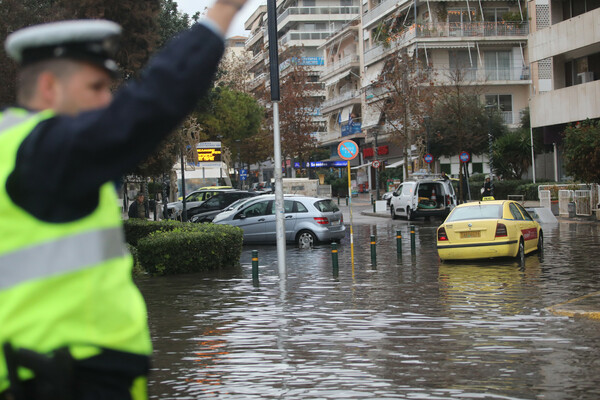 Τα προβλήματα που δημιούργησε η κακοκαιρία «εξπρές» στη λεωφόρο Ποσειδώνος