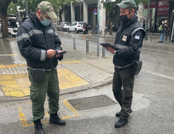 Λαμία: Χτύπησε δημοτικό αστυνομικό γιατί του έκοψε κλήση για παράνομο παρκάρισμα 