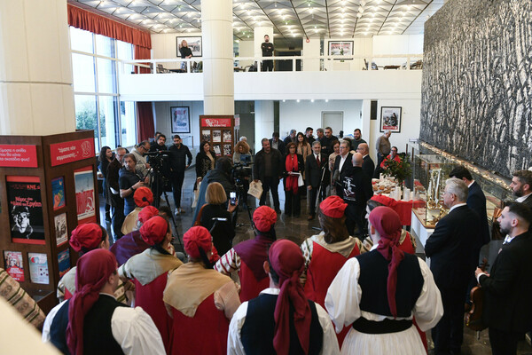 Κάλαντα σε Μητσοτάκη, Κασσελάκη, Ανδρουλάκη, Κουτσούμπα - Οι χοροί, τα δώρα, ο Πίνατ και η Φάρλι