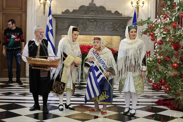 Κάλαντα σε Μητσοτάκη, Κασσελάκη, Ανδρουλάκη- Οι χοροί, τα δώρα, ο Πίνατ και η Φάρλι