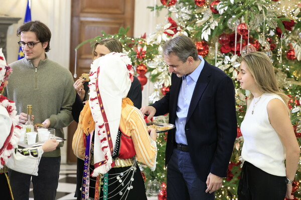 Κάλαντα σε Μητσοτάκη, Κασσελάκη, Ανδρουλάκη- Οι χοροί, τα δώρα, ο Πίνατ και η Φάρλι