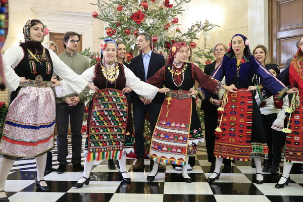 Κάλαντα σε Μητσοτάκη, Κασσελάκη, Ανδρουλάκη- Οι χοροί, τα δώρα, ο Πίνατ και η Φάρλι