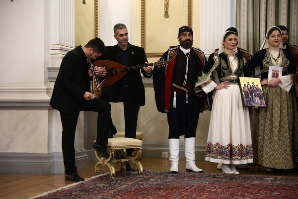 Κάλαντα σε Μητσοτάκη, Κασσελάκη, Ανδρουλάκη, Κουτσούμπα - Οι χοροί, τα δώρα, ο Πίνατ και η Φάρλι