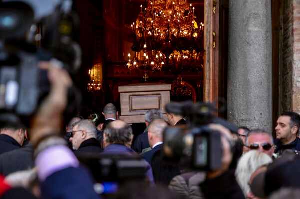 Βασίλης Καρράς: Χιλιάδες κόσμου στο λαϊκό προσκύνημα 