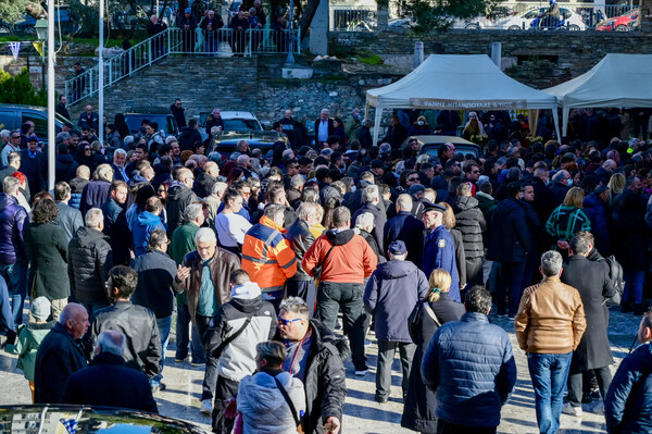 Βασίλης Καρράς: Πλήθος κόσμου στο λαϊκό προσκύνημα