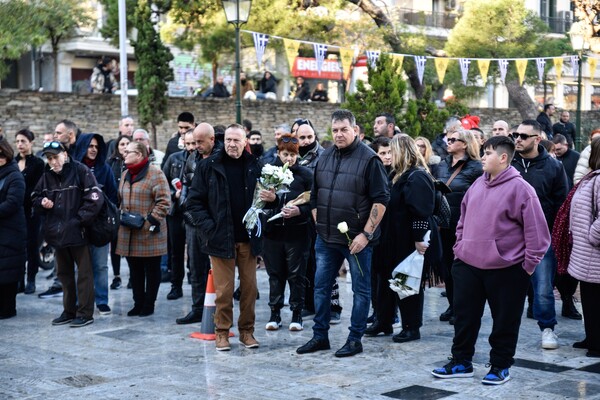 Βασίλης Καρράς: Χιλιάδες κόσμου στο λαϊκό προσκύνημα 