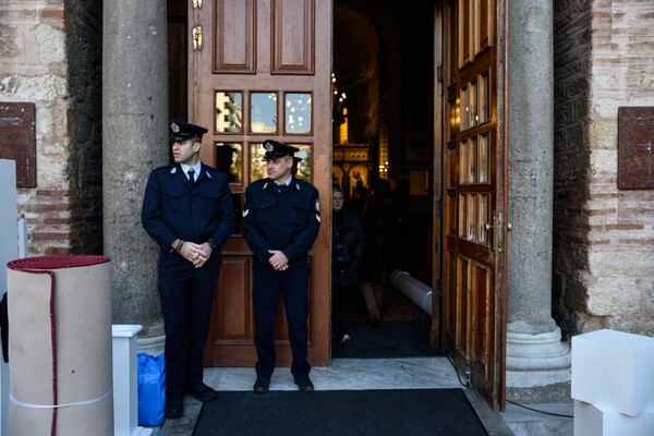 Βασίλης Καρράς: Χιλιάδες κόσμου στο λαϊκό προσκύνημα 