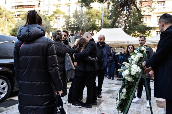 Βασίλης Καρράς: Χιλιάδες κόσμου στο λαϊκό προσκύνημα 