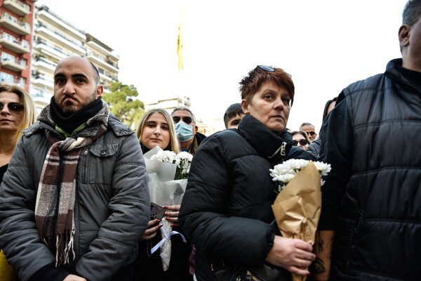 Βασίλης Καρράς: Χιλιάδες κόσμου στο λαϊκό προσκύνημα 