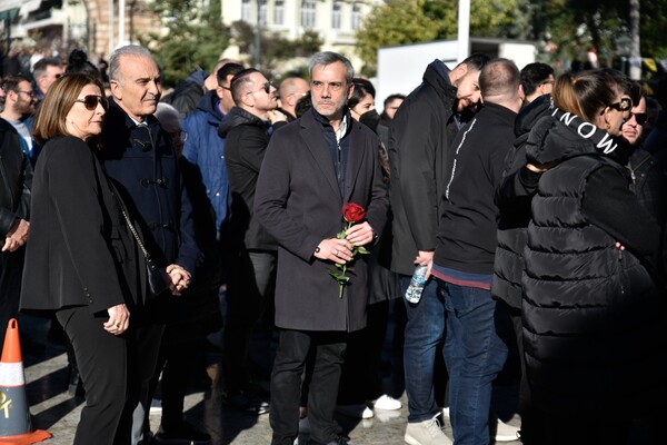 Βασίλης Καρράς: Συγκίνηση και πλήθος κόσμου στην εξόδιο ακολουθία