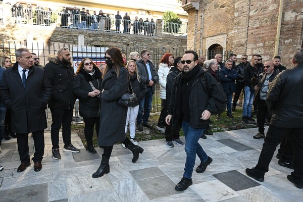 Βασίλης Καρράς: Συγκίνηση και πλήθος κόσμου στην εξόδιο ακολουθία