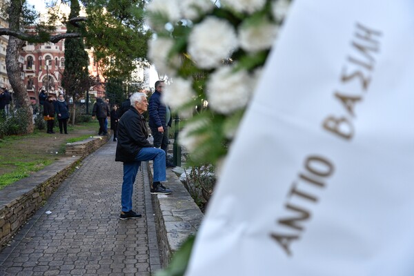 Βασίλης Καρράς: Χιλιάδες κόσμου στο λαϊκό προσκύνημα 