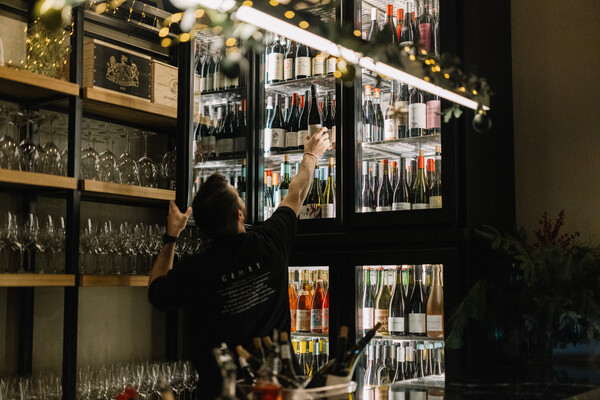 Gamay: Στο νέο κουλ μπαρ της Αθήνας για φυσικά κρασιά, pinsa με μορταδέλα και ντίσκο