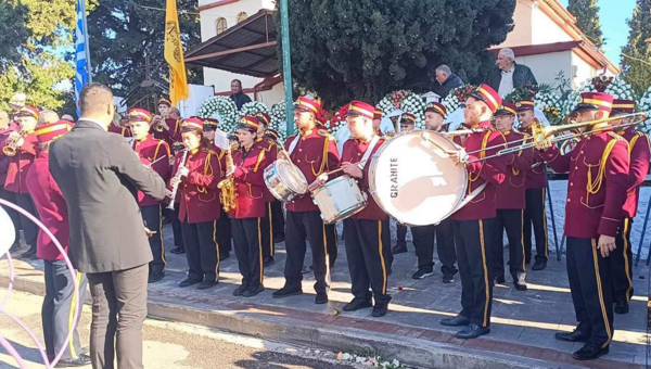 Κοσμοσυρροή στο Κοκκινοχώρι Καβάλας για το τελευταίο αντίο στον Βασίλη Καρρά