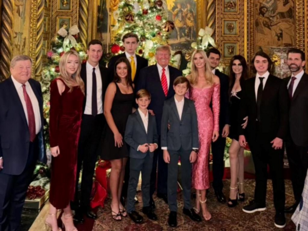 Μελάνια Τράμπ: Απούσα από την χριστουγεννιάτικη οικογενειακή φωτογραφία- Ο λόγος