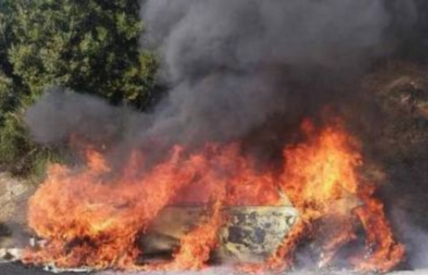 Φωτιά σε αυτοκίνητο εν κινήσει στη Λαμία